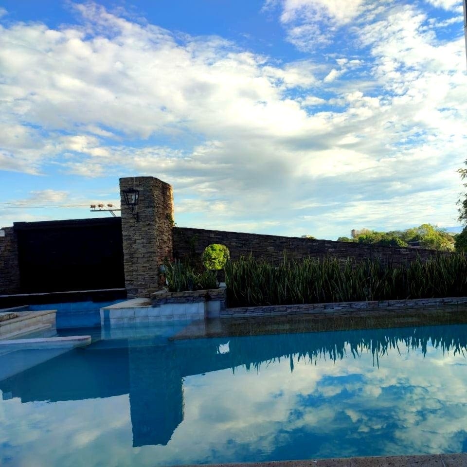 Piscina y descanso de pasadía en New Magdalena Hotel